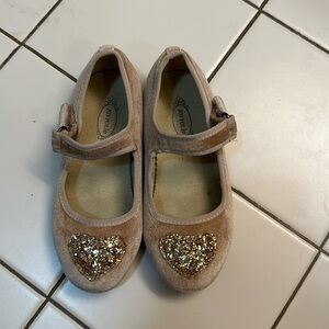 Joyfolie size 10 pink/blush/shell velvet Mary Janes with glitter heart